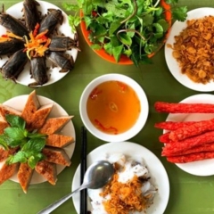 Bánh cuốn Ông Tới cà cuống nguyên con